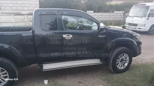 Toyota Hilux 2013 Maroon