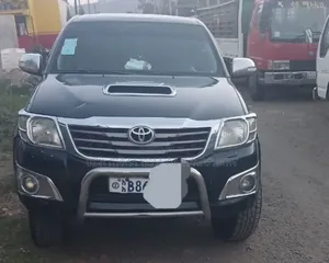 Toyota Hilux 2013 Maroon