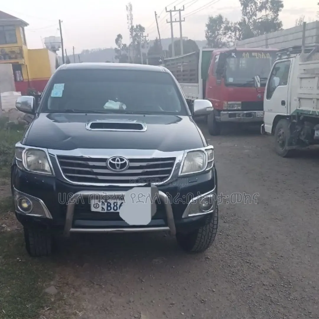 Toyota Hilux 2013 Maroon