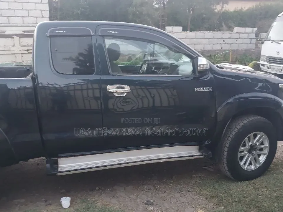 Toyota Hilux 2013 Maroon