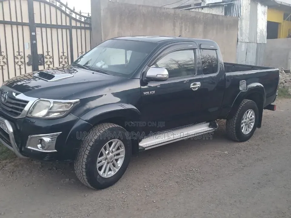 Toyota Hilux 2013 Maroon