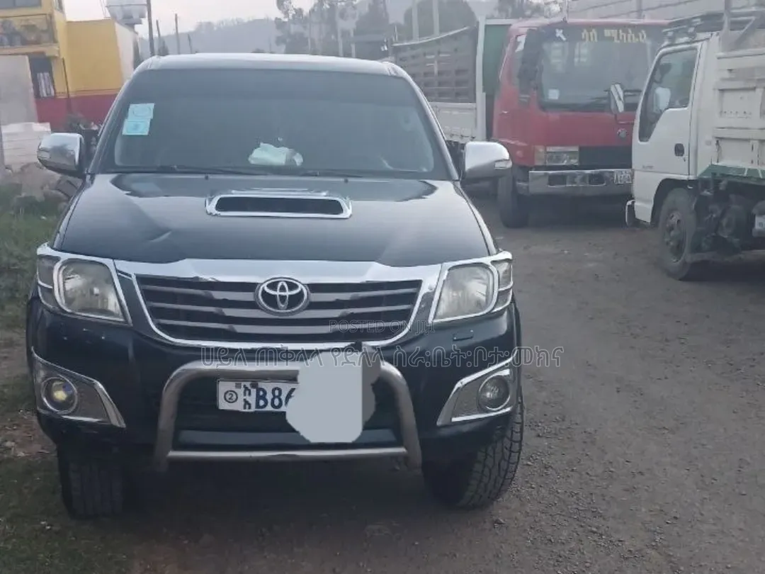 Toyota Hilux 2013 Maroon