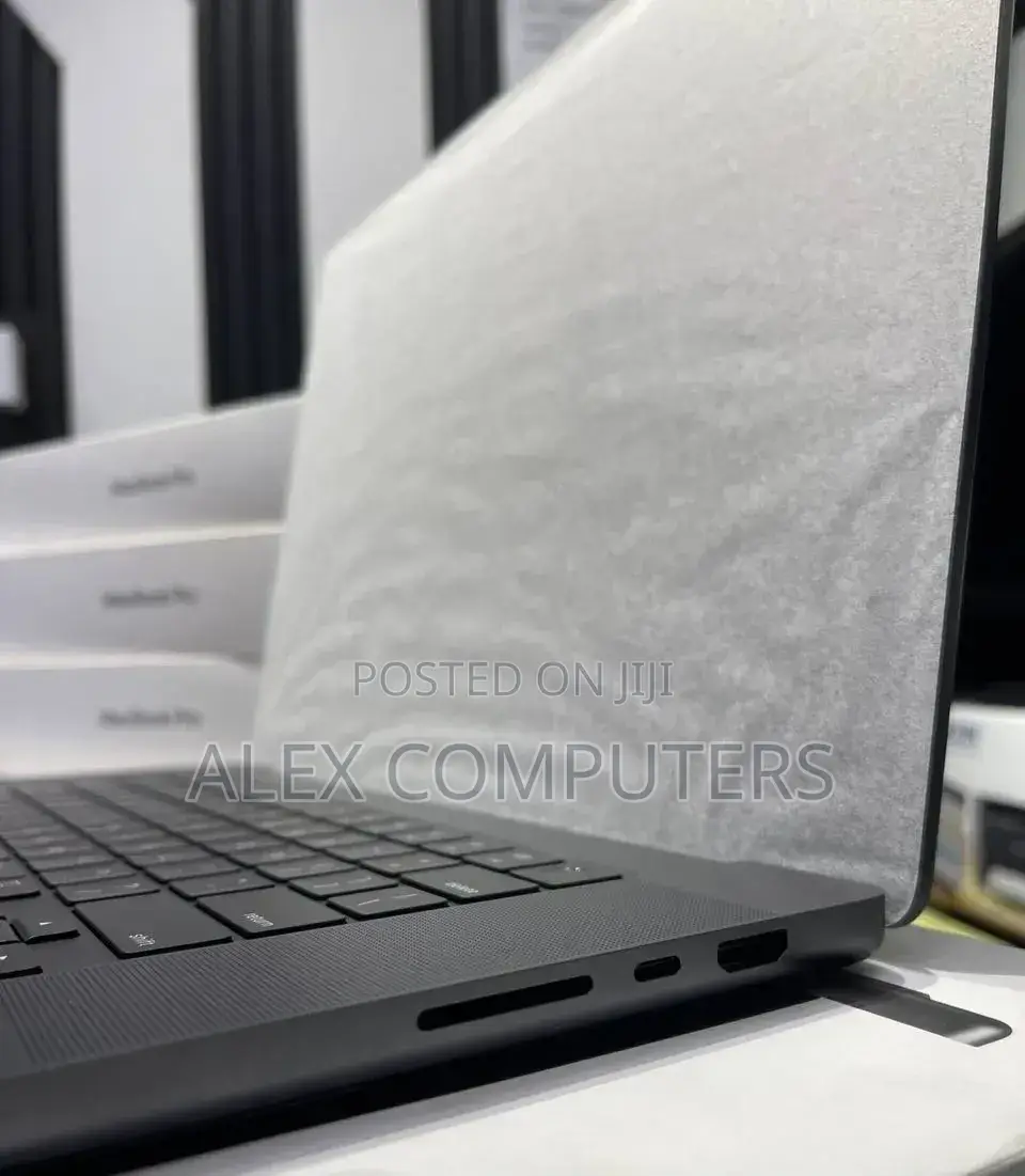 New Laptop Apple MacBook 36GB Apple M3 Max SSD 1T