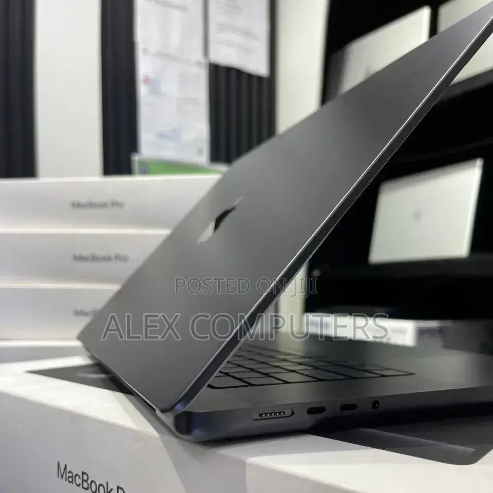 New Laptop Apple MacBook 36GB Apple M3 Max SSD 1T