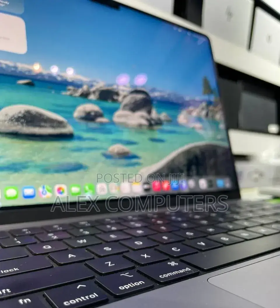 New Laptop Apple MacBook 8GB Apple M3 SSD 512GB