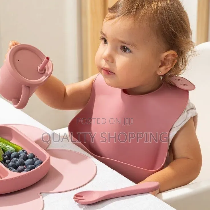 Silicone Baby Feeding Set ጠረጴዛ ላይ የራሱ መለጠፊያ ያለው