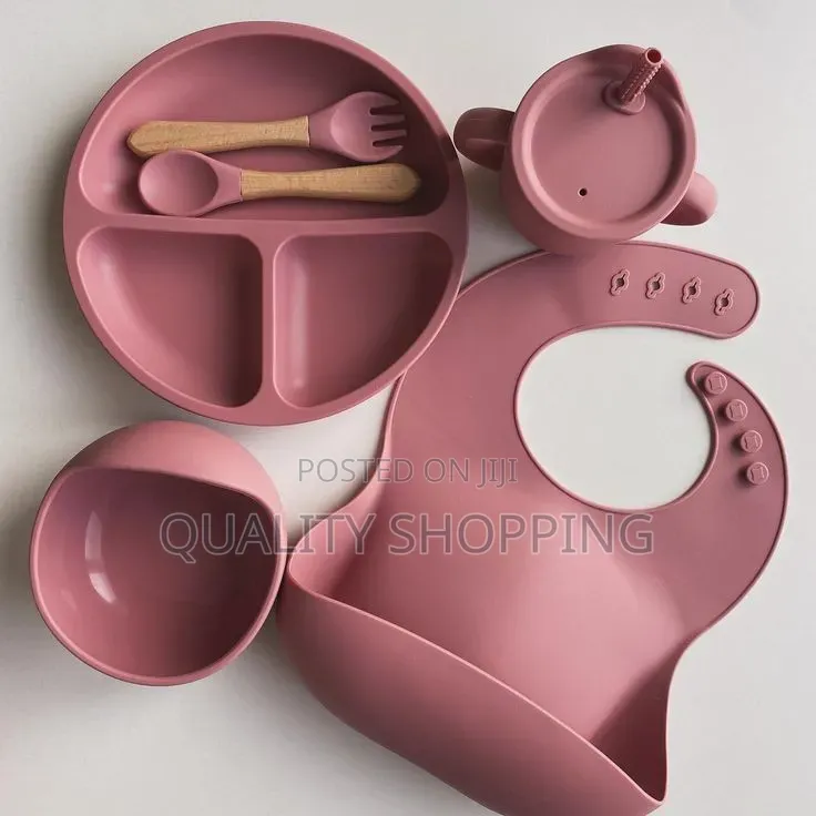 Silicone Baby Feeding Set ጠረጴዛ ላይ የራሱ መለጠፊያ ያለው