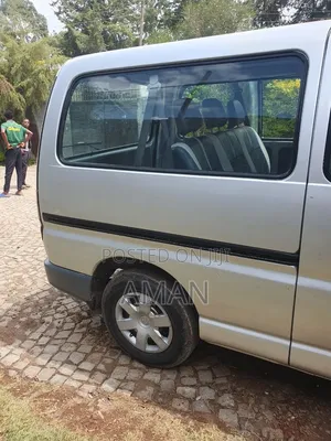 Toyota HiAce 2000 Silver