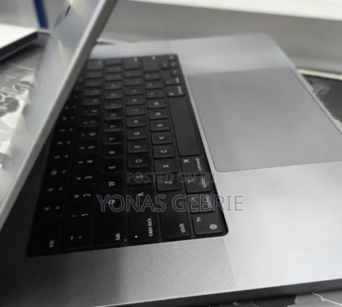 New Laptop Apple MacBook 32GB Apple M1 Max SSD 1T