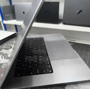 New Laptop Apple MacBook 32GB Apple M1 Max SSD 1T