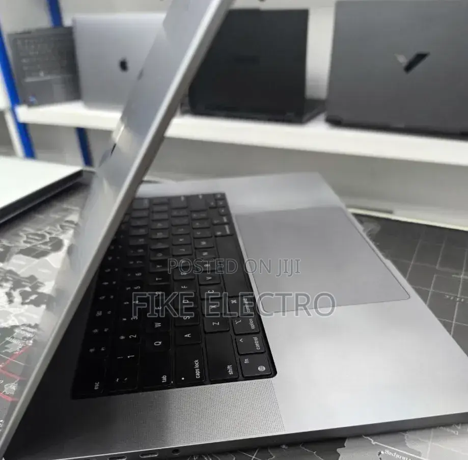 New Laptop Apple MacBook 32GB Apple M1 Max SSD 1T