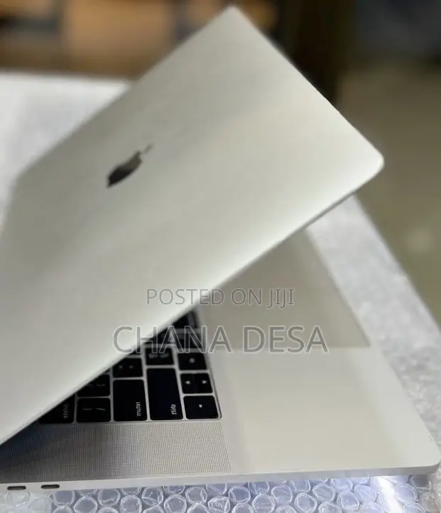 New Laptop Apple MacBook Pro 2018 16GB Intel Core i7 SSD 256GB