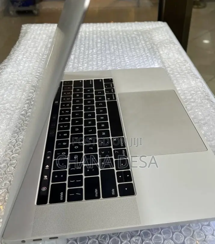 New Laptop Apple MacBook Pro 2018 16GB Intel Core i7 SSD 256GB