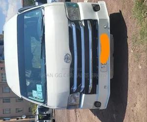 Toyota HiAce 2013 White