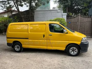 Toyota HiAce 2009 Yellow