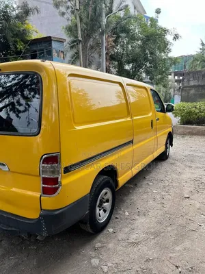 Toyota HiAce 2009 Yellow