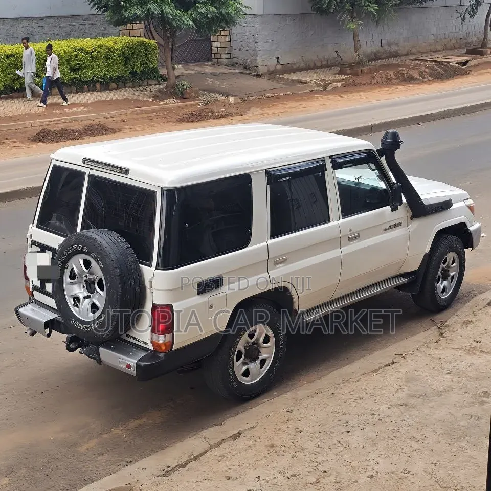 Toyota Land Cruiser 2012 White
