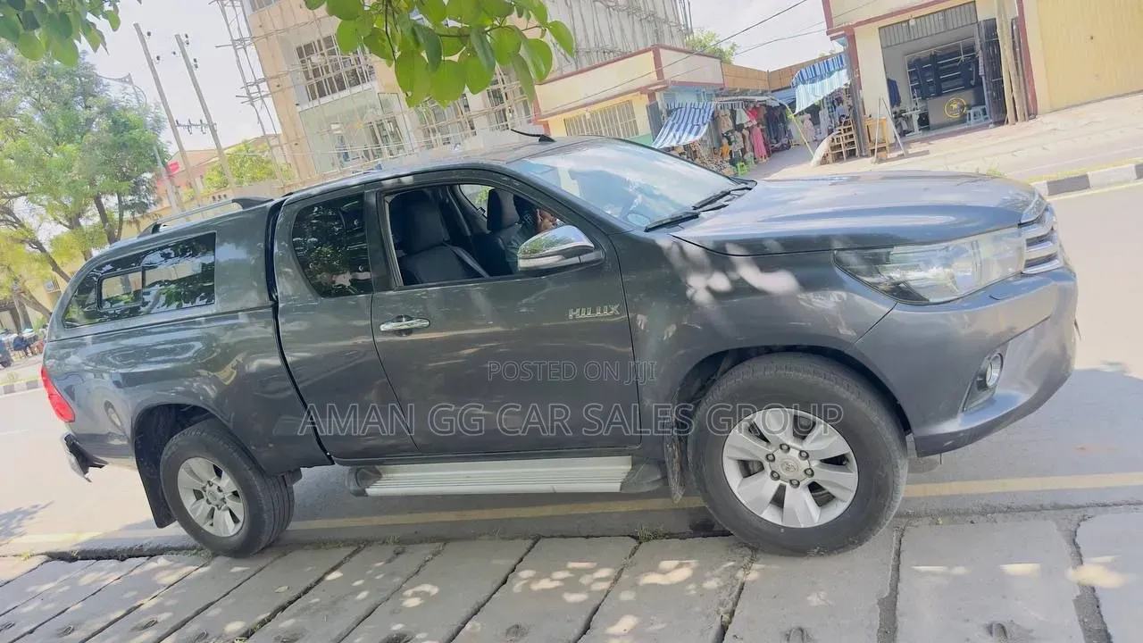 Toyota Hilux 2016 Gray