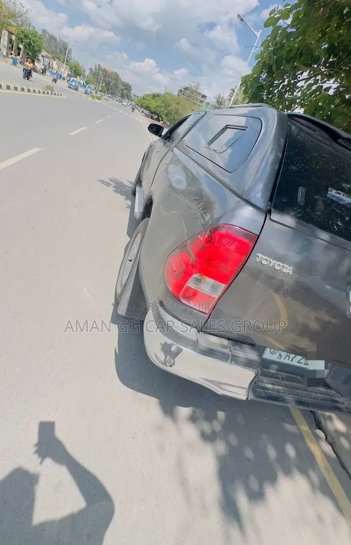 Toyota Hilux 2016 Gray