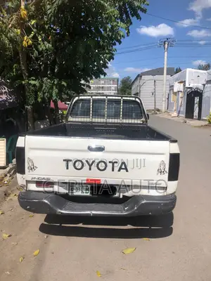 Toyota Hilux 2002 Whtie