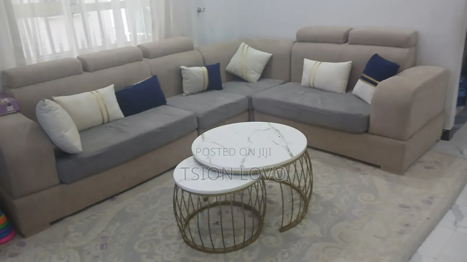 ሶፋ ከነ ሁለት ጠረጴዛ Used Almost New
