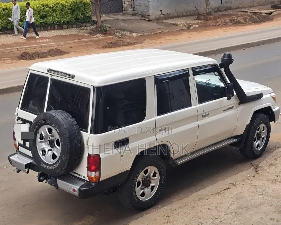 Toyota Land Cruiser 2012 White