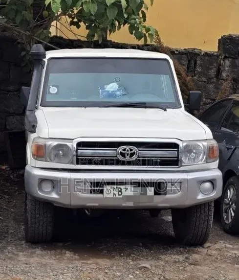 Toyota Land Cruiser 2012 White