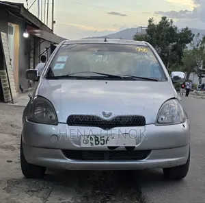 Toyota Vitz 2001 Silver