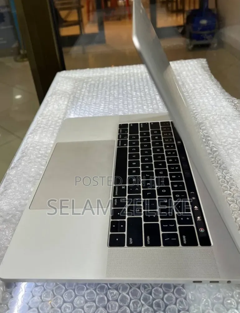 New Laptop Apple MacBook Pro 2018 16GB Intel Core i7 SSD 256GB