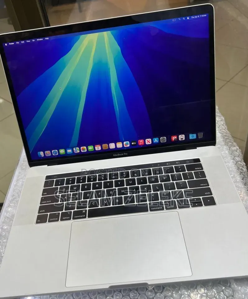 New Laptop Apple MacBook Pro 2018 16GB Intel Core i7 SSD 256GB