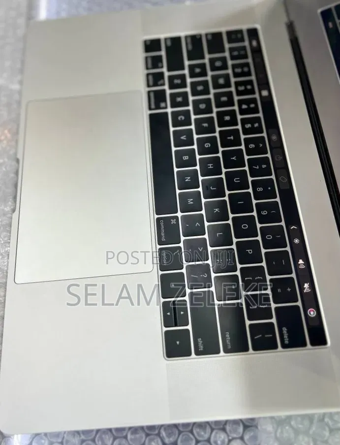 New Laptop Apple MacBook Pro 2018 16GB Intel Core i7 SSD 256GB
