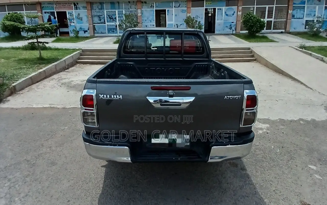 Toyota Hilux 2017 Gray