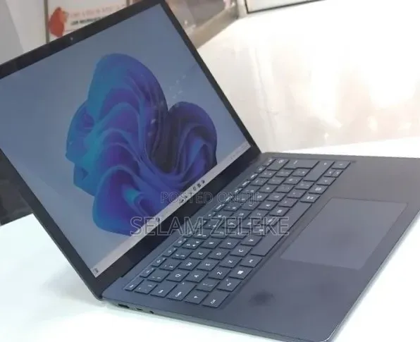 New Laptop Microsoft Surface 16GB Intel Core i7 SSD 512GB