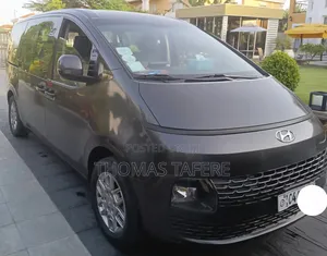 Hyundai Staria 2022 Black