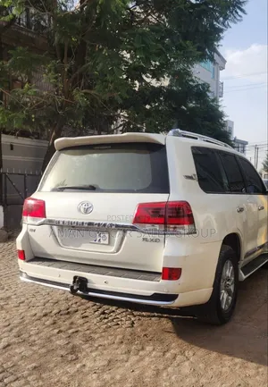 Toyota Land Cruiser 2010 White