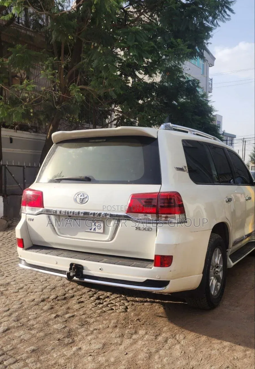 Toyota Land Cruiser 2010 White