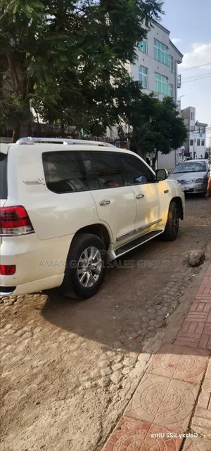 Toyota Land Cruiser 2010 White