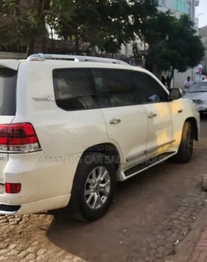 Toyota Land Cruiser 2010 White