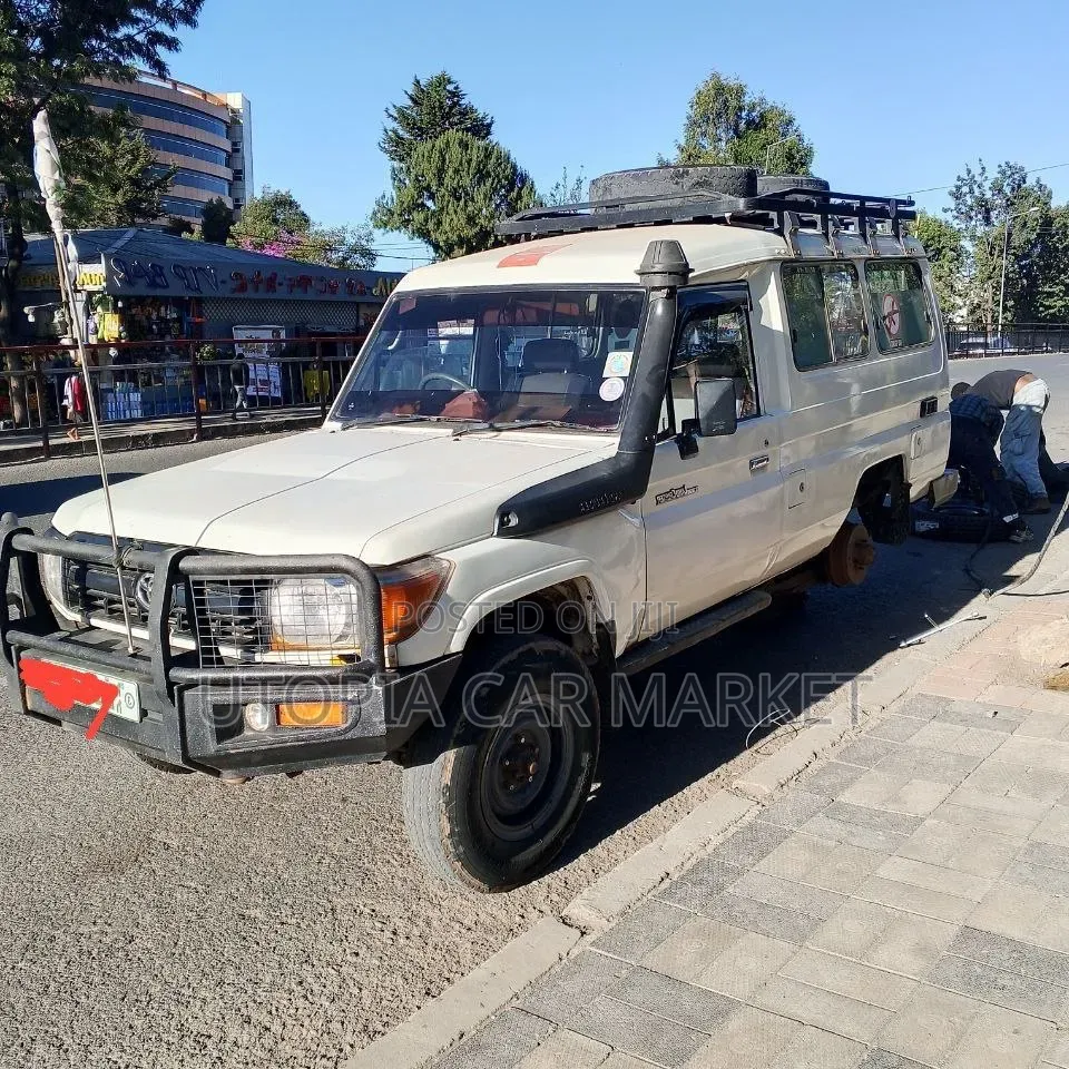 Toyota Land Cruiser 2009 White