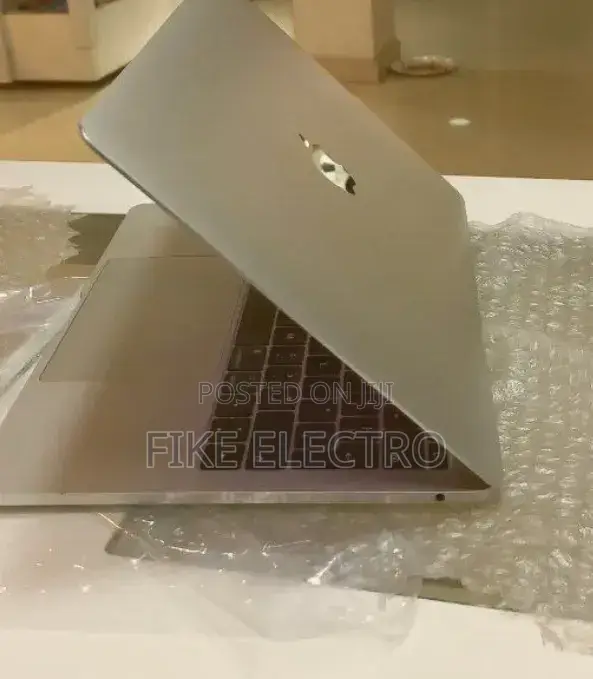 New Laptop Apple MacBook Pro 2017 8GB Intel Core i5 SSD 256GB