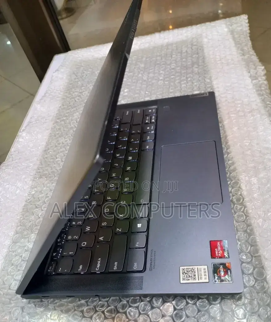 New Laptop Lenovo Yoga 700 16GB AMD Ryzen 7 SSD 512GB