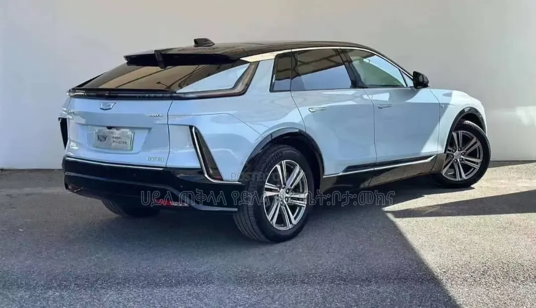Cadillac Lyriq 2024 Blue