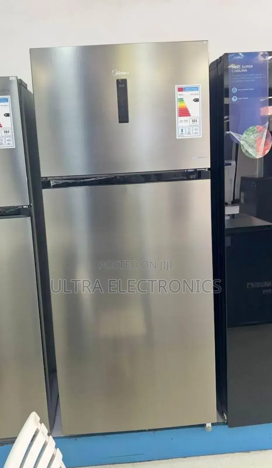 Midea Refrigerator Featuring a Top-Mount Freezer.Includes a Digital