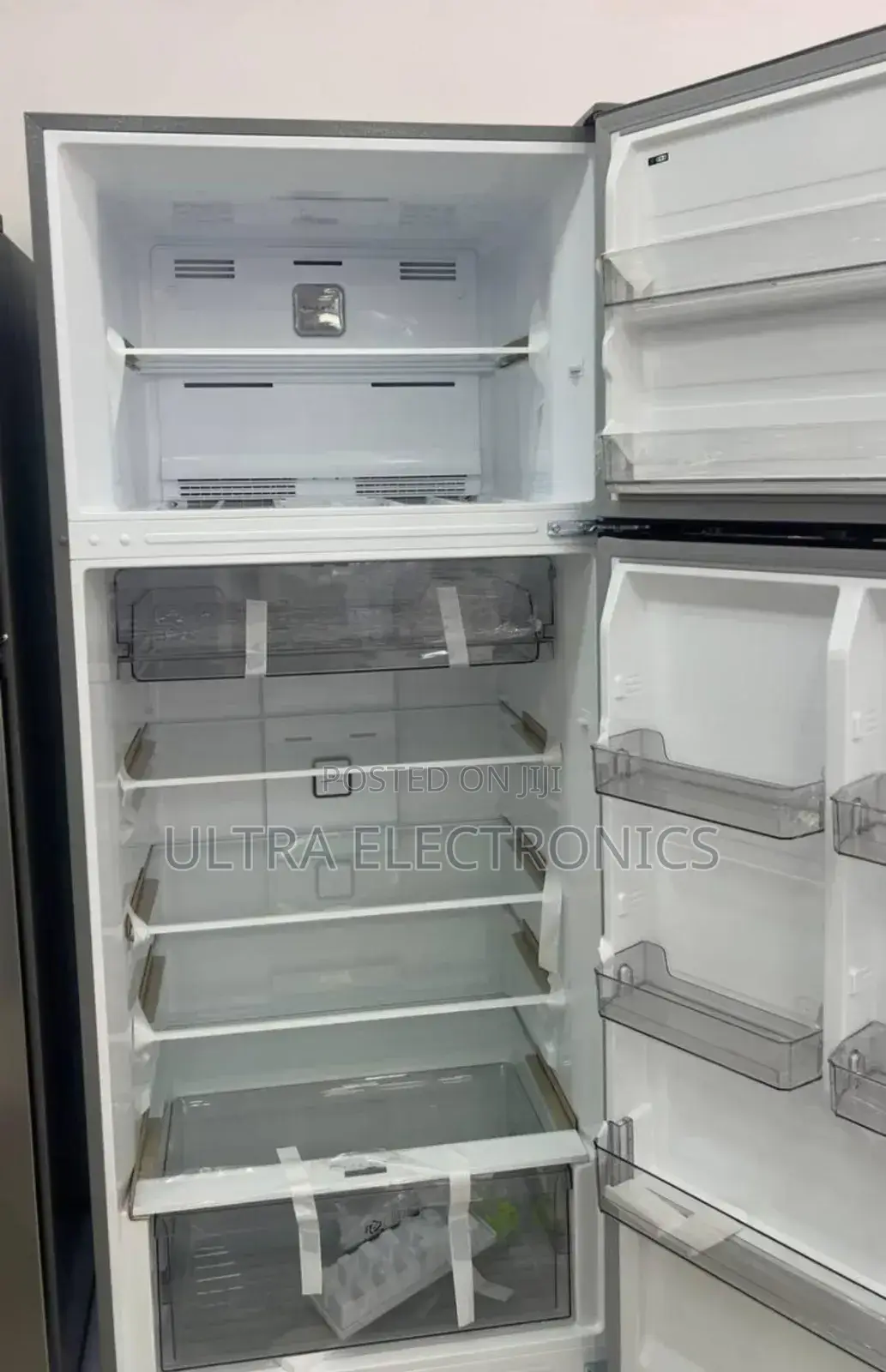Midea Refrigerator Featuring a Top-Mount Freezer.Includes a Digital