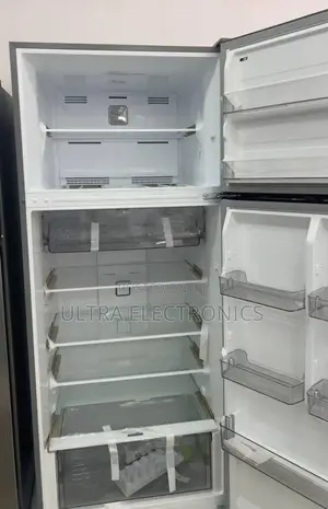 Midea Refrigerator Featuring a Top-Mount Freezer.Includes a Digital