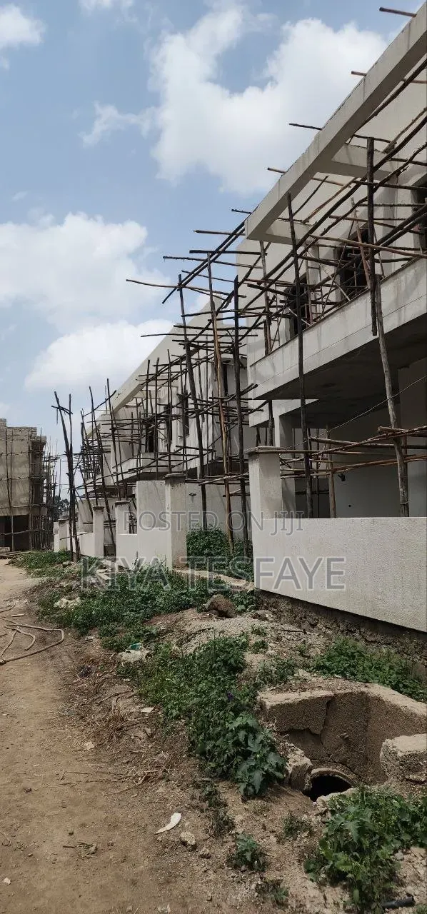 3bdrm Villa in ጀሞ2, Gullele for sale