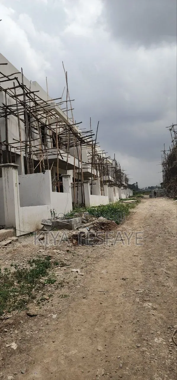 3bdrm Villa in ጀሞ2, Gullele for sale