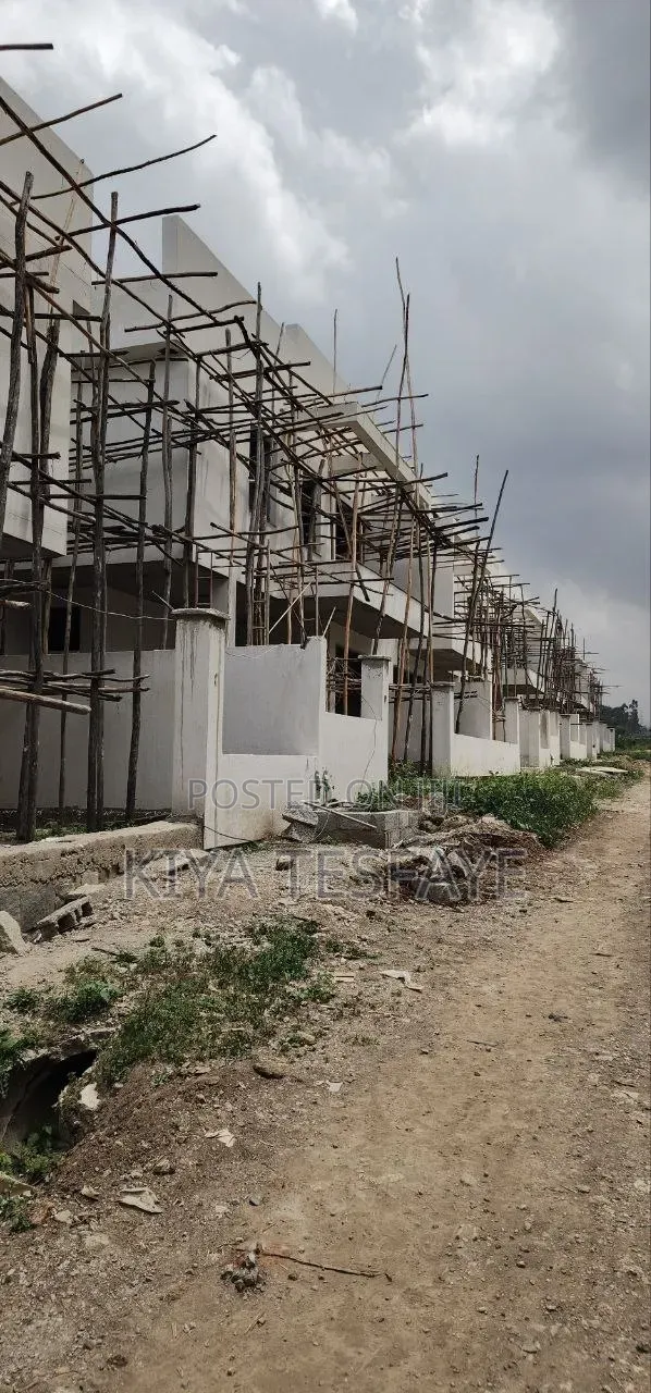 3bdrm Villa in ጀሞ2, Gullele for sale
