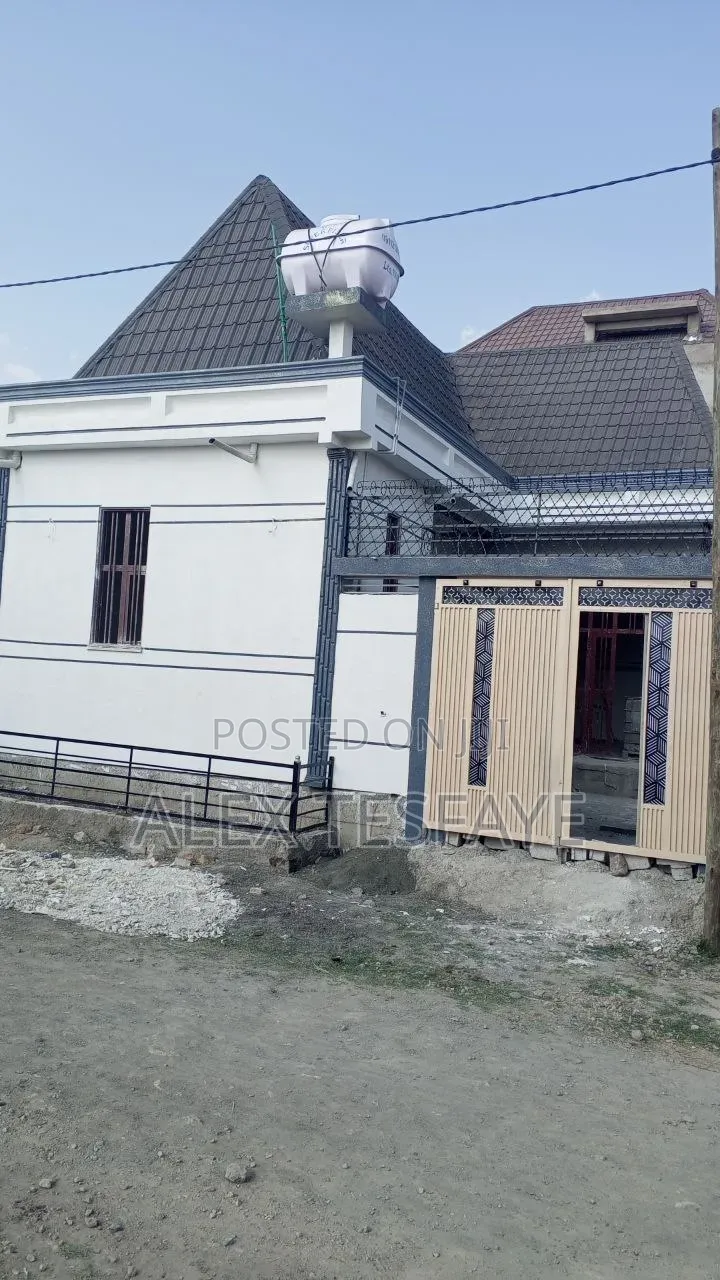 Furnished 5bdrm Townhouse/Terrace in Home, West Shewa for sale