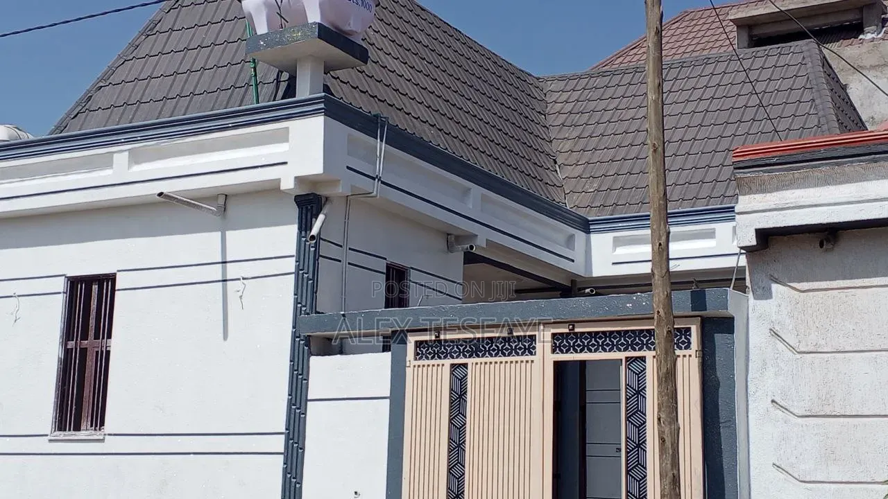 Furnished 5bdrm Townhouse/Terrace in Home, West Shewa for sale